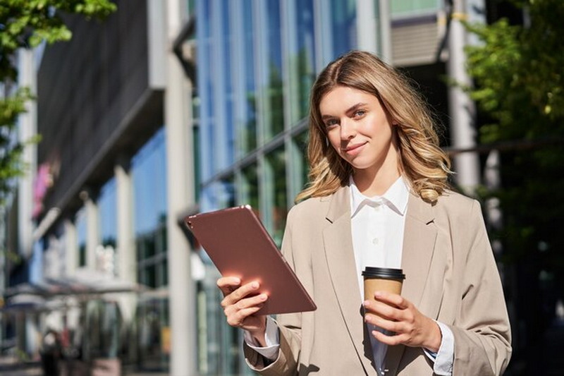 Разин  журналисту: Ты не должен меня обсирать, должен быть нейтральным. В Ак Барсе прочитают потенциальные работодатели и подумают: вот, блин, дебил. Нафига его брать